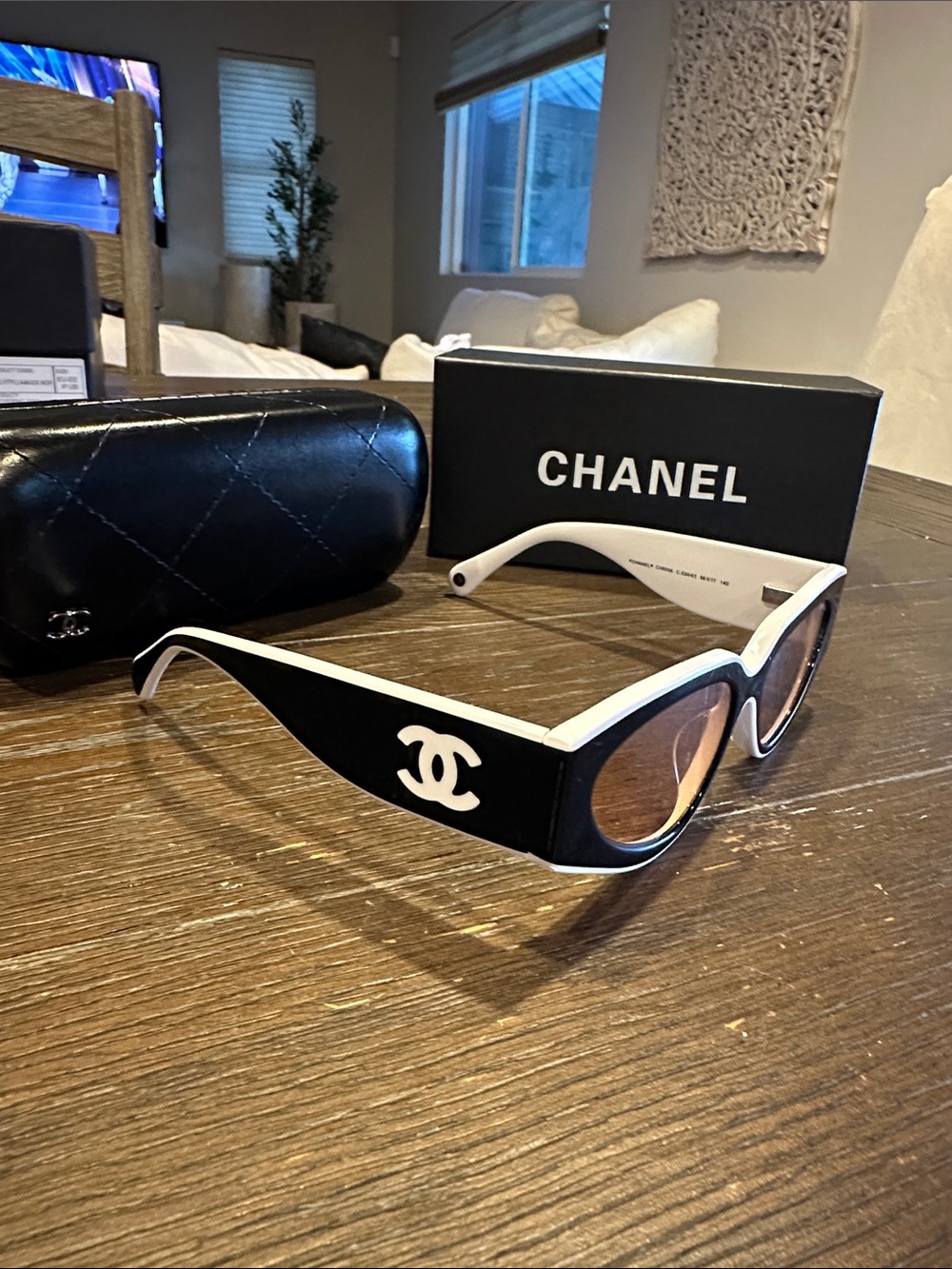 CHANEL Black and White Retro Cat-Eye Sunglasses - Picture 3 of 7